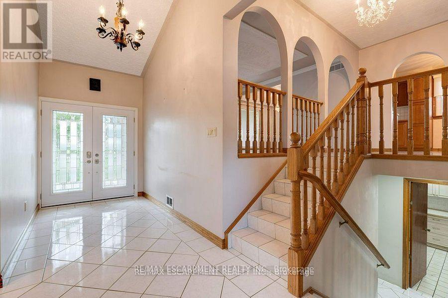 595 Green Mountain Road E, Hamilton, ON - Indoor Photo Showing Other Room