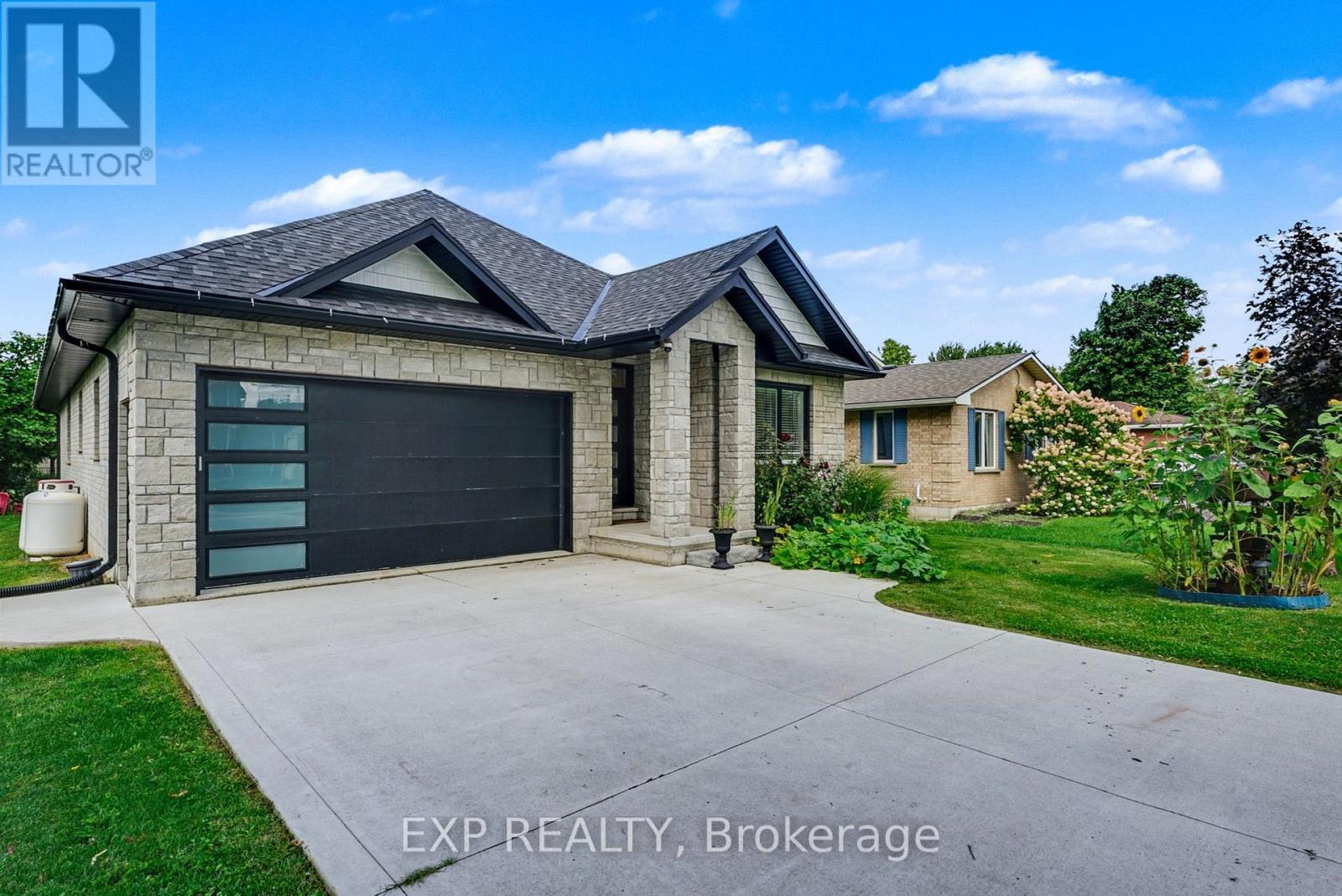 1105 Marietta Street, Howick, ON - Outdoor With Facade