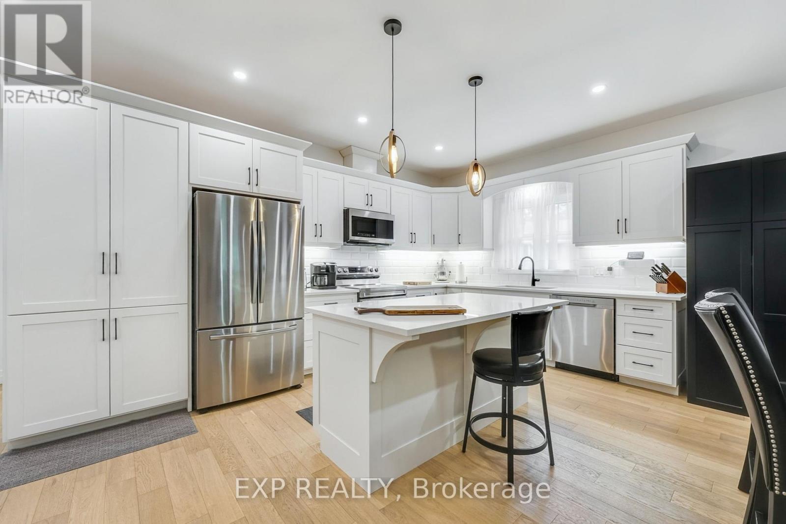 1105 Marietta Street, Howick, ON - Indoor Photo Showing Kitchen With Upgraded Kitchen