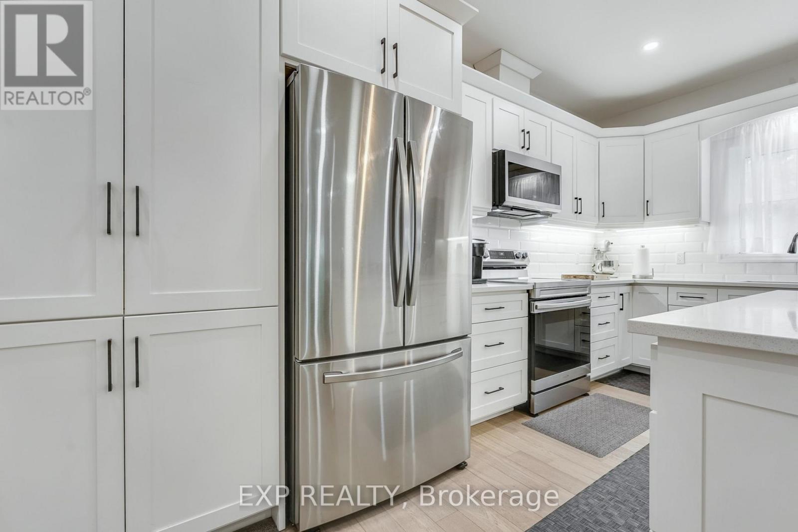 1105 Marietta Street, Howick, ON - Indoor Photo Showing Kitchen With Upgraded Kitchen