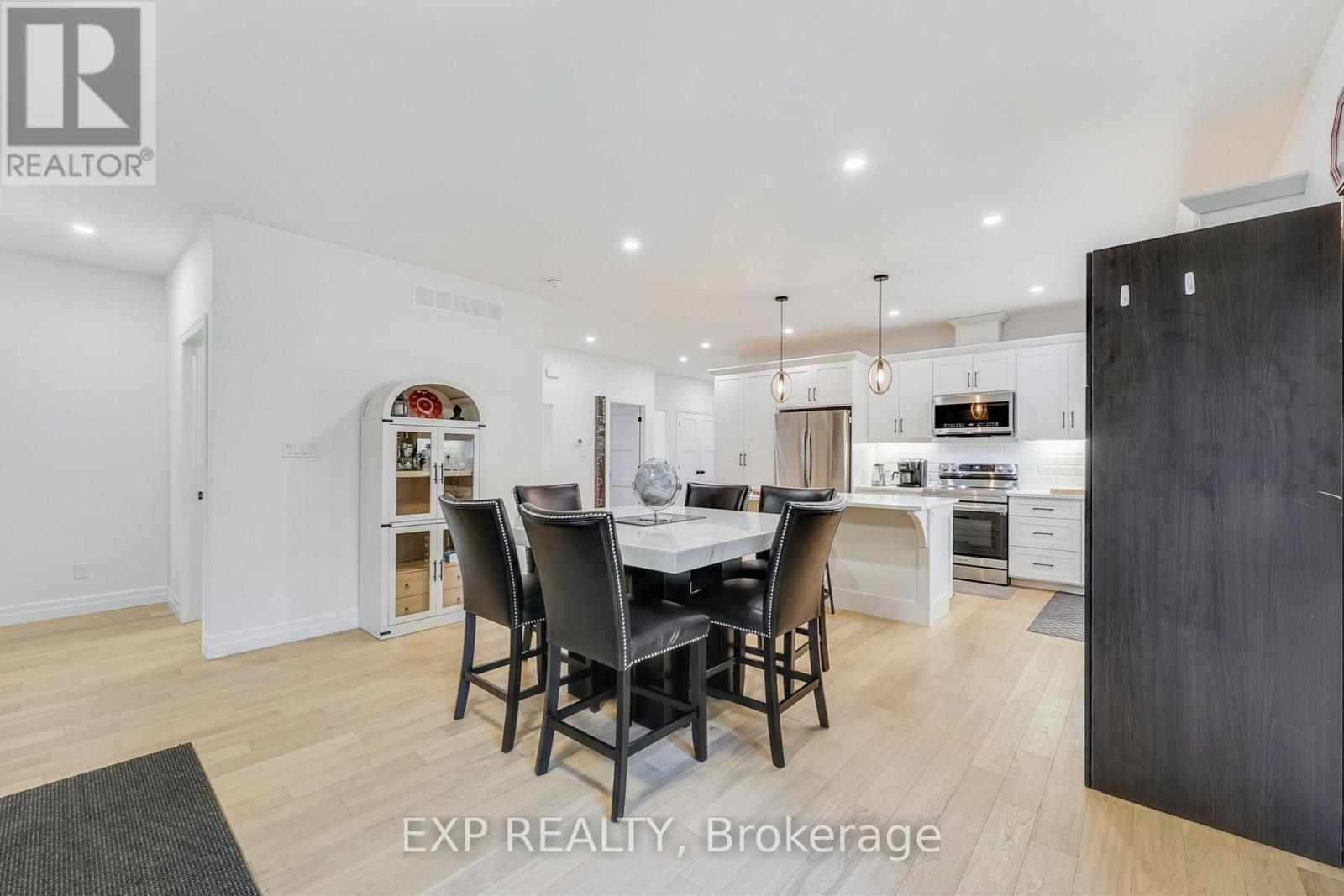 1105 Marietta Street, Howick, ON - Indoor Photo Showing Dining Room