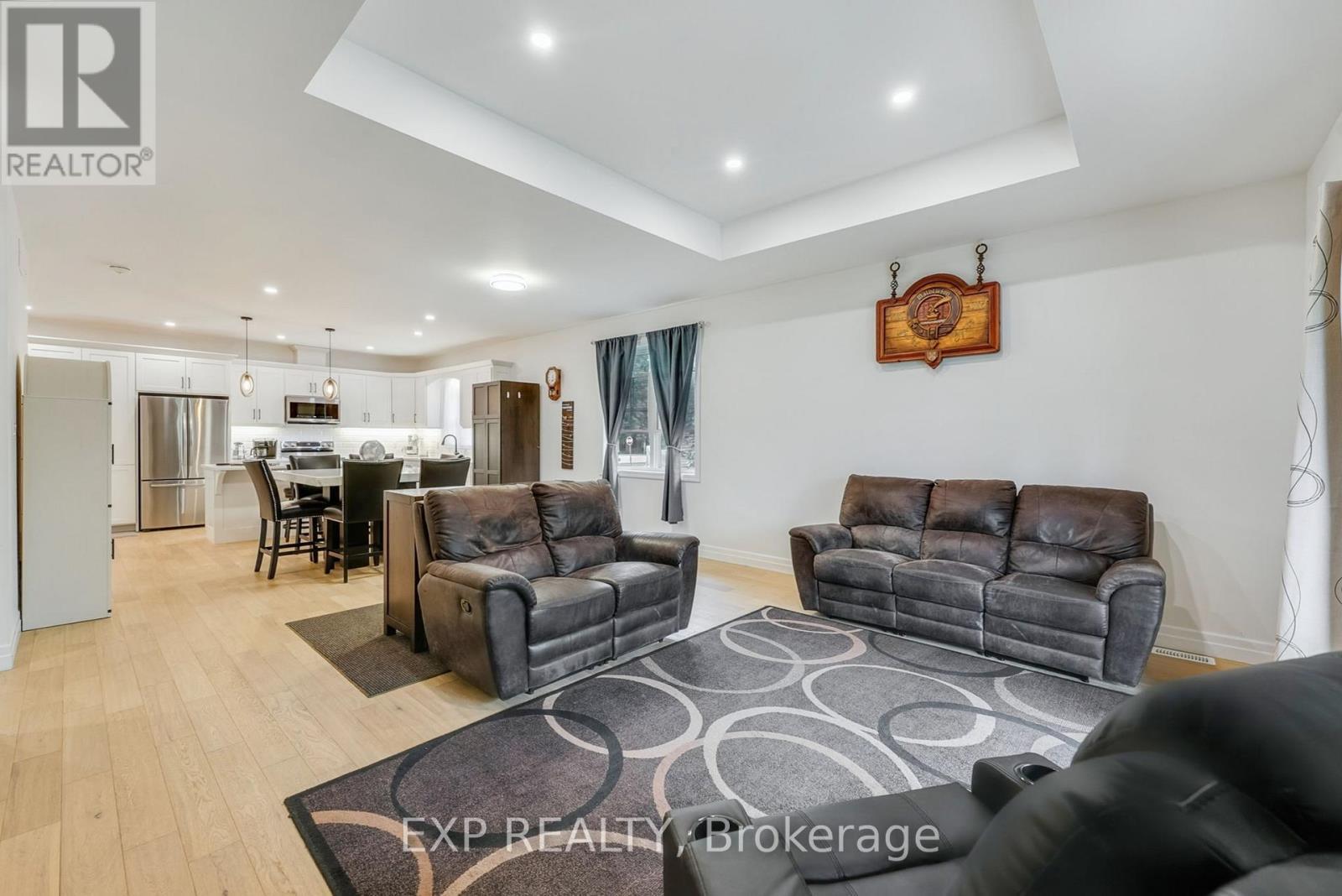 1105 Marietta Street, Howick, ON - Indoor Photo Showing Living Room