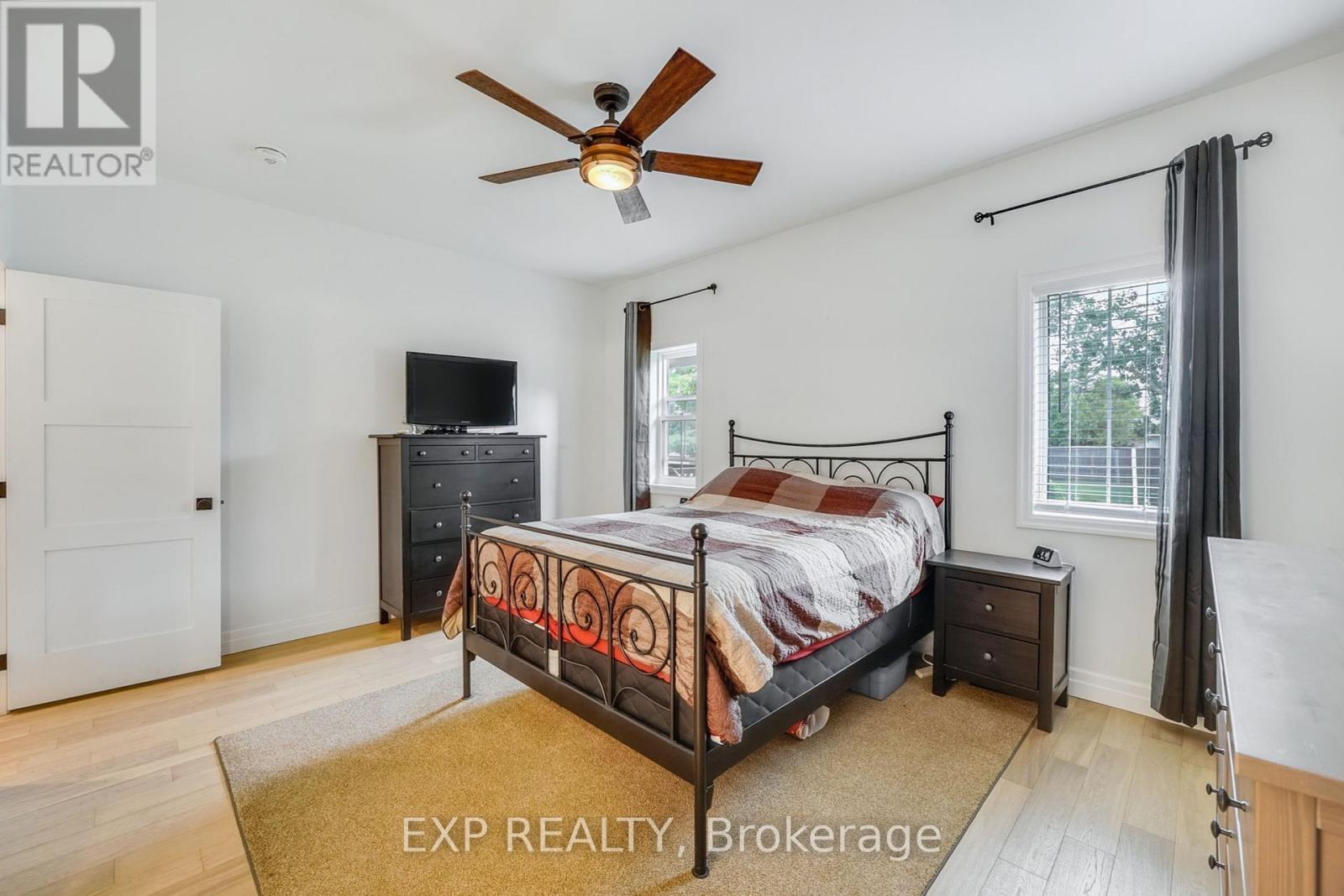 1105 Marietta Street, Howick, ON - Indoor Photo Showing Bedroom