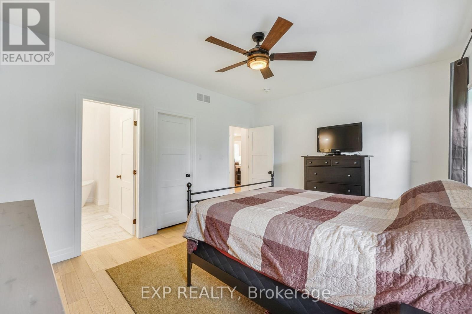 1105 Marietta Street, Howick, ON - Indoor Photo Showing Bedroom