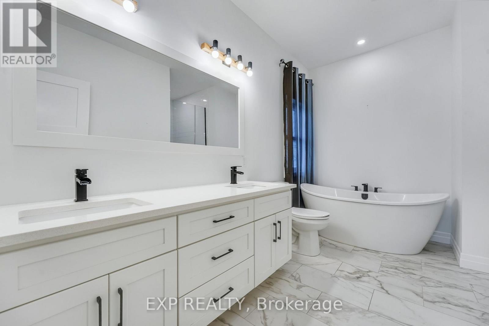 1105 Marietta Street, Howick, ON - Indoor Photo Showing Bathroom