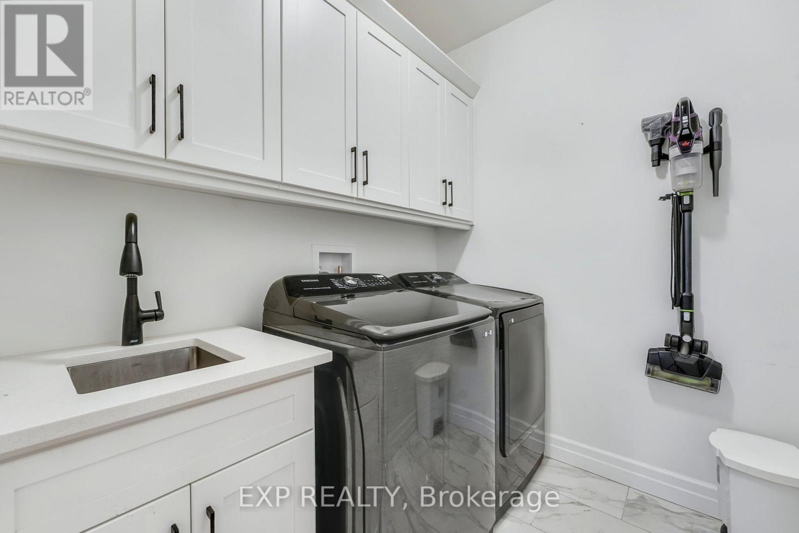1105 Marietta Street, Howick, ON - Indoor Photo Showing Laundry Room