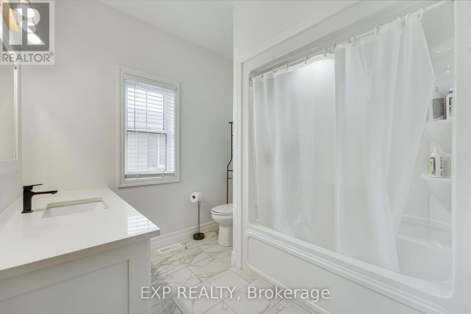 1105 Marietta Street, Howick, ON - Indoor Photo Showing Bathroom