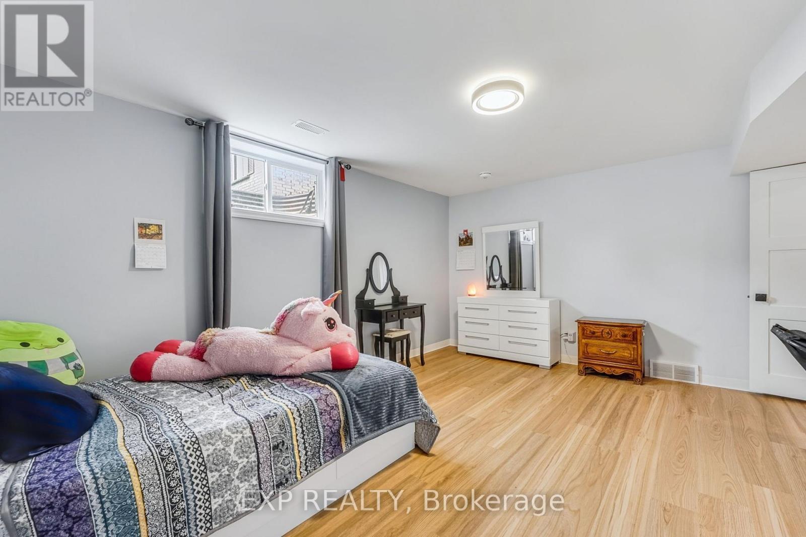 1105 Marietta Street, Howick, ON - Indoor Photo Showing Bedroom