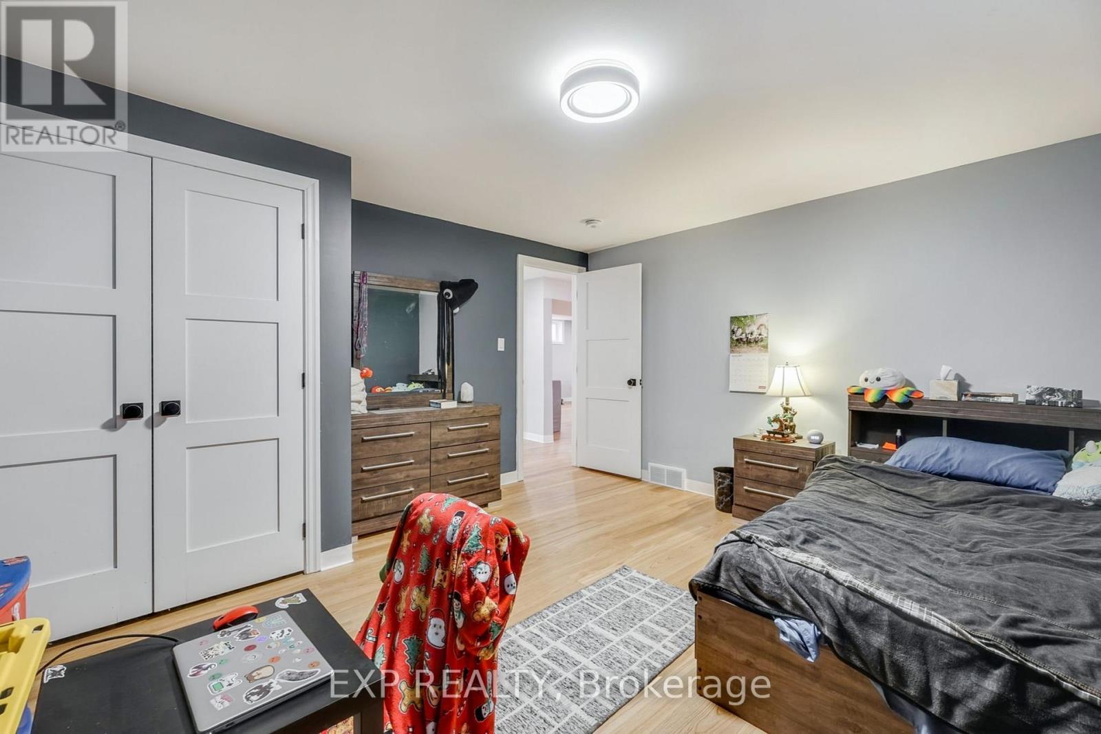 1105 Marietta Street, Howick, ON - Indoor Photo Showing Bedroom