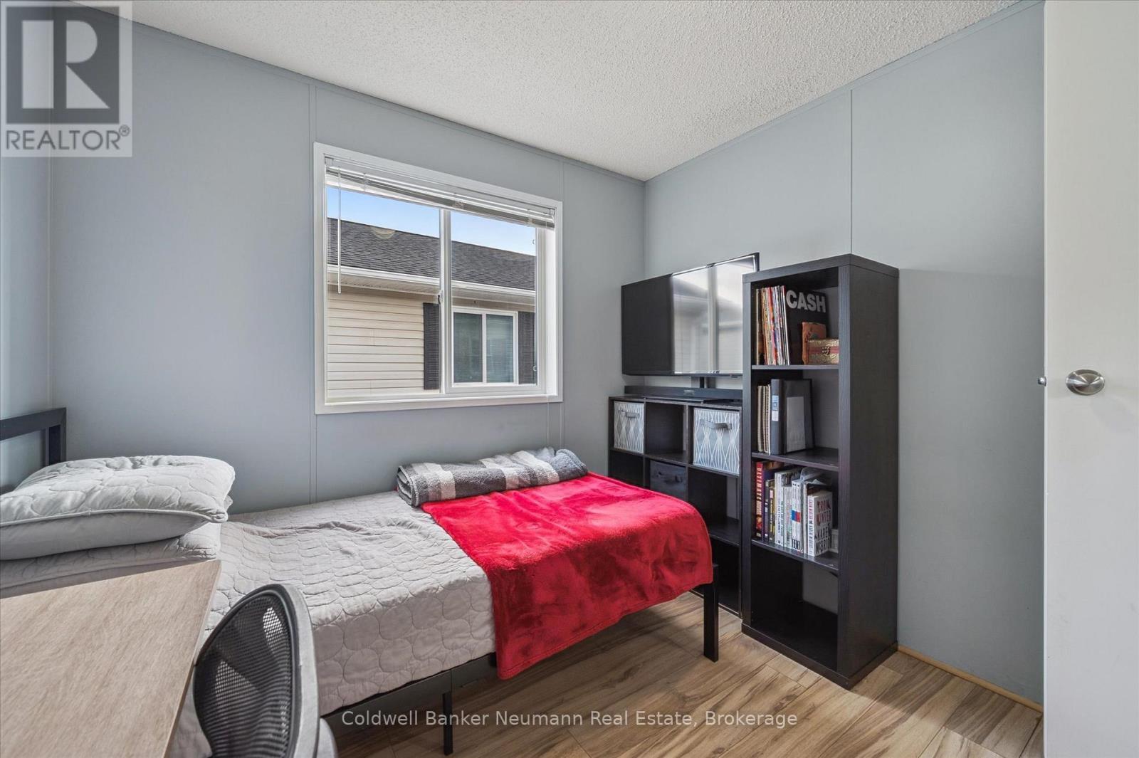 5 Walnut Way, Puslinch, ON - Indoor Photo Showing Bedroom