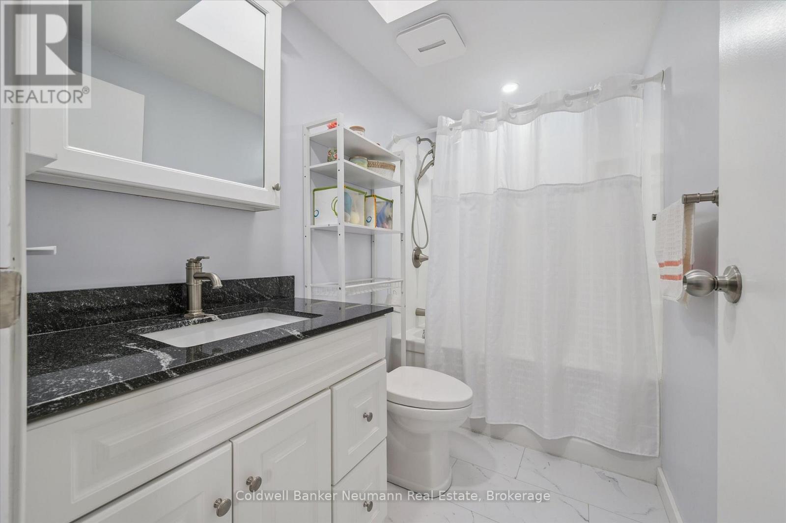 5 Walnut Way, Puslinch, ON - Indoor Photo Showing Bathroom