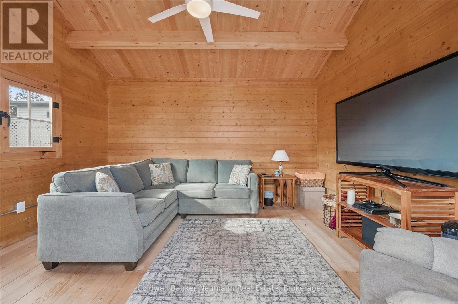 5 Walnut Way, Puslinch, ON - Indoor Photo Showing Living Room