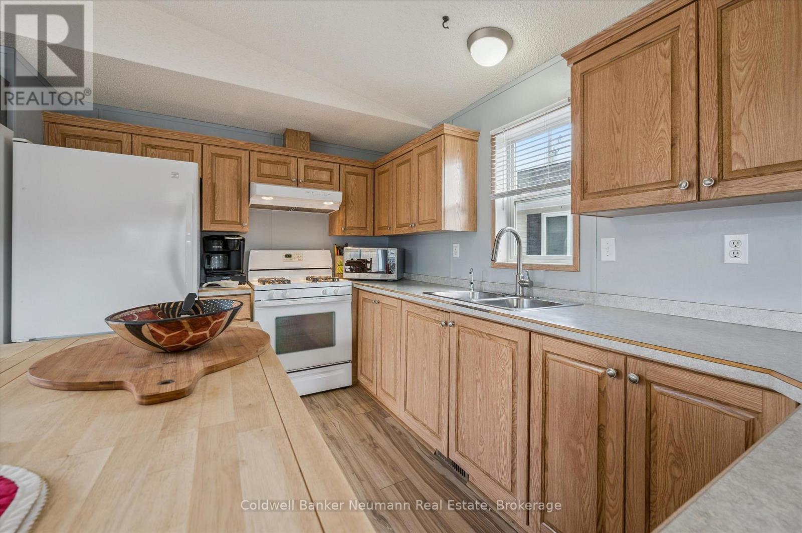 5 Walnut Way, Puslinch, ON - Indoor Photo Showing Kitchen With Double Sink