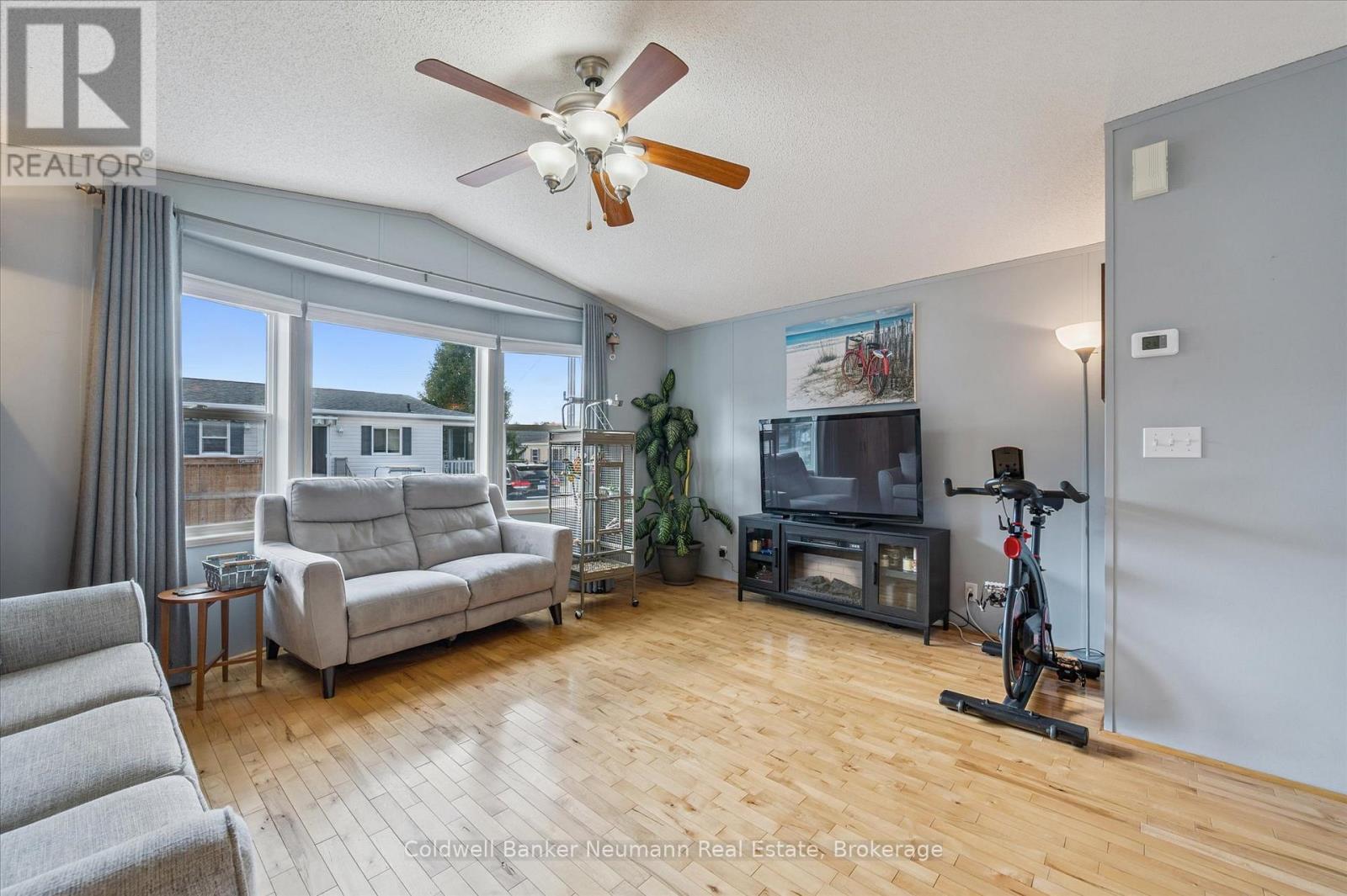 5 Walnut Way, Puslinch, ON - Indoor Photo Showing Living Room