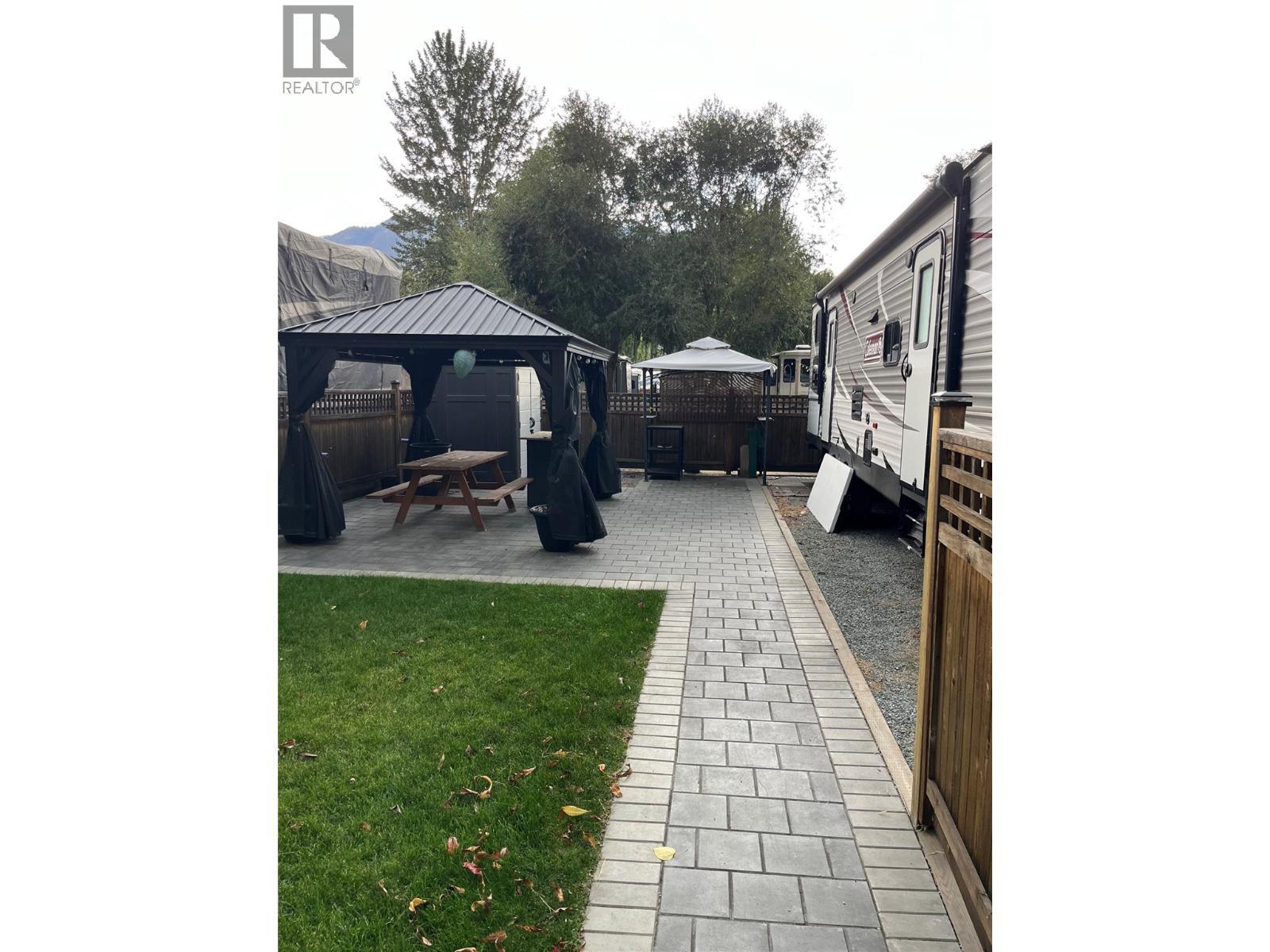 55 Cottonwood Drive N, Lee Creek, BC