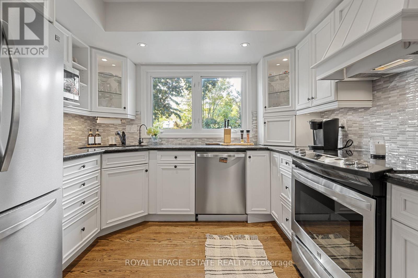 4231 Dunvegan Road, Burlington, ON - Indoor Photo Showing Kitchen With Upgraded Kitchen