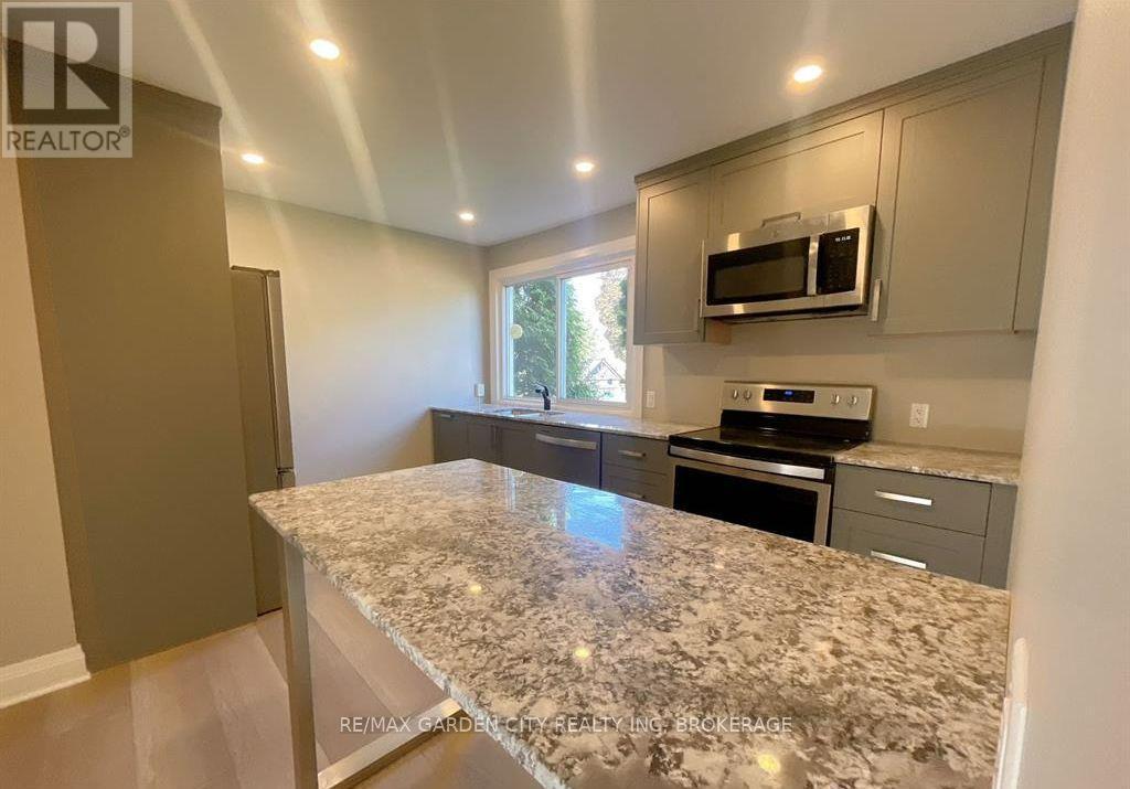 5 - 15 John Street, St. Catharines (Port Dalhousie), ON - Indoor Photo Showing Kitchen With Upgraded Kitchen
