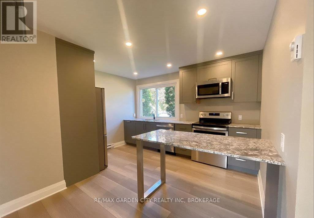 5 - 15 John Street, St. Catharines (Port Dalhousie), ON - Indoor Photo Showing Kitchen With Upgraded Kitchen