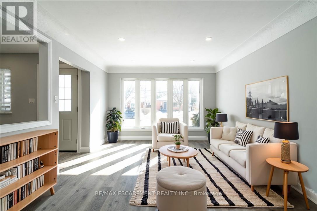 1 - 196 Upper Paradise Street, Hamilton, ON - Indoor Photo Showing Living Room