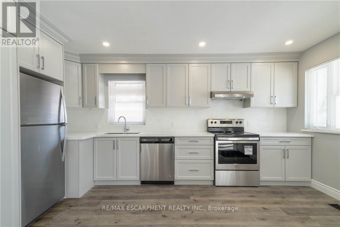 1 - 196 Upper Paradise Street, Hamilton, ON - Indoor Photo Showing Kitchen With Upgraded Kitchen