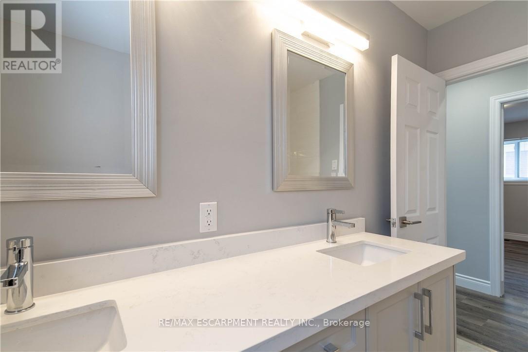 1 - 196 Upper Paradise Street, Hamilton, ON - Indoor Photo Showing Bathroom