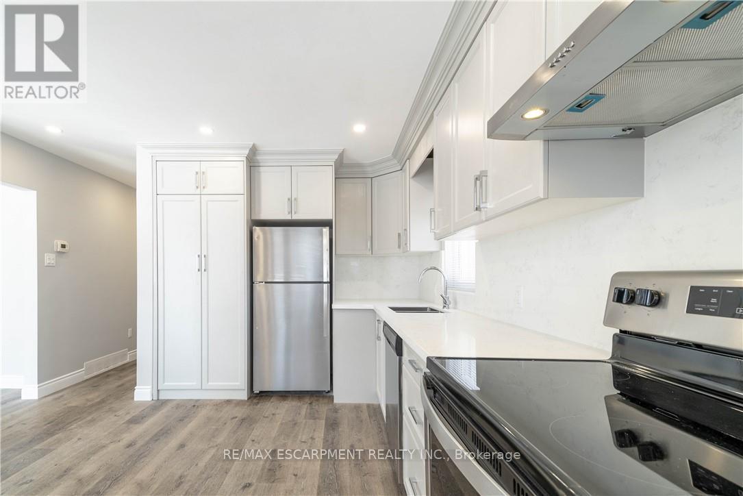 1 - 196 Upper Paradise Street, Hamilton, ON - Indoor Photo Showing Kitchen With Upgraded Kitchen