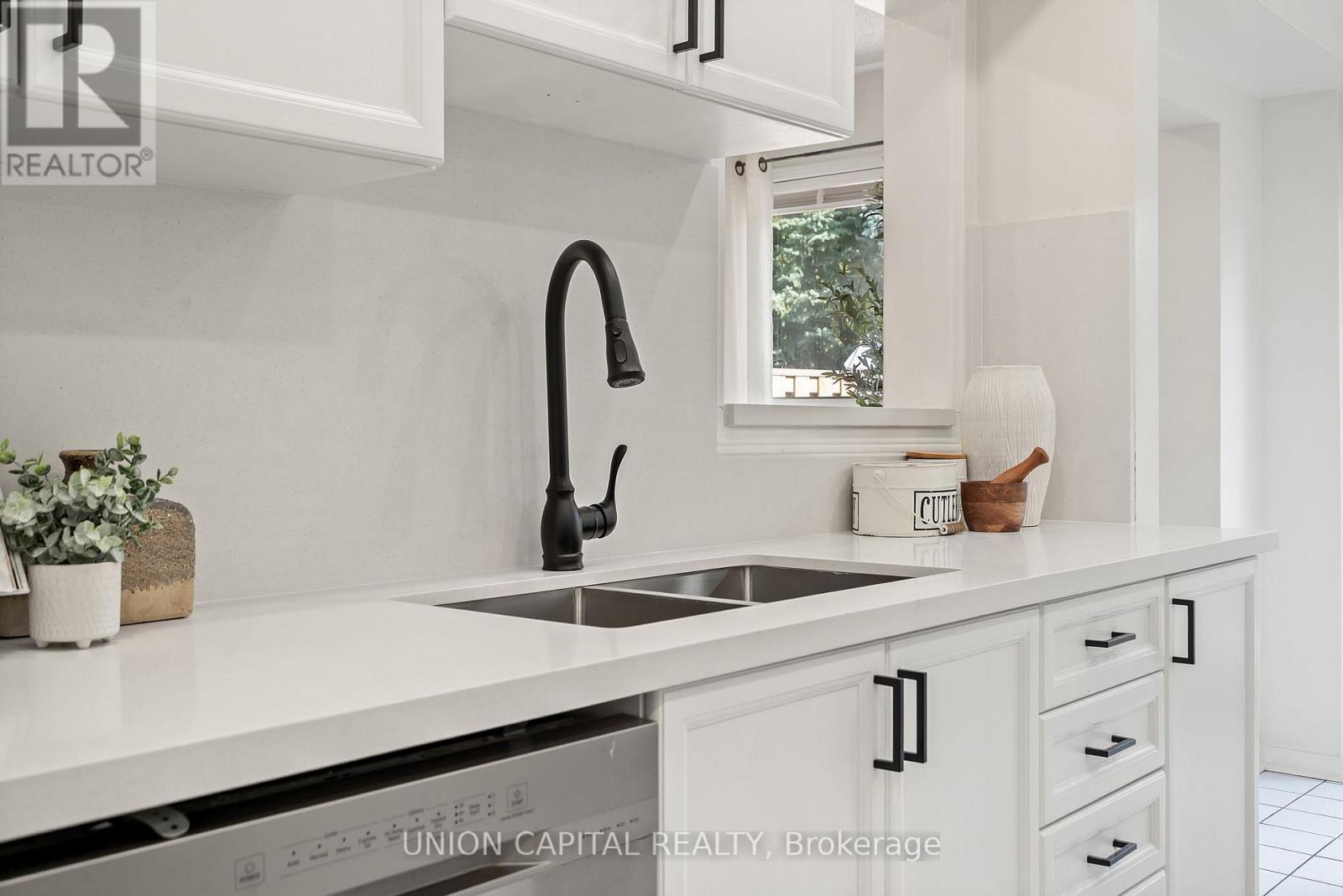 106 - 2555 Thomas Street, Mississauga, ON - Indoor Photo Showing Kitchen With Double Sink