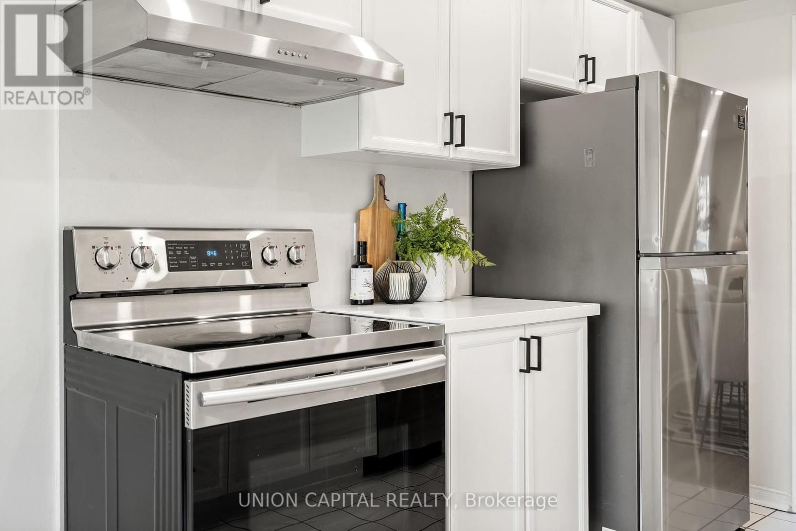 106 - 2555 Thomas Street, Mississauga, ON - Indoor Photo Showing Kitchen