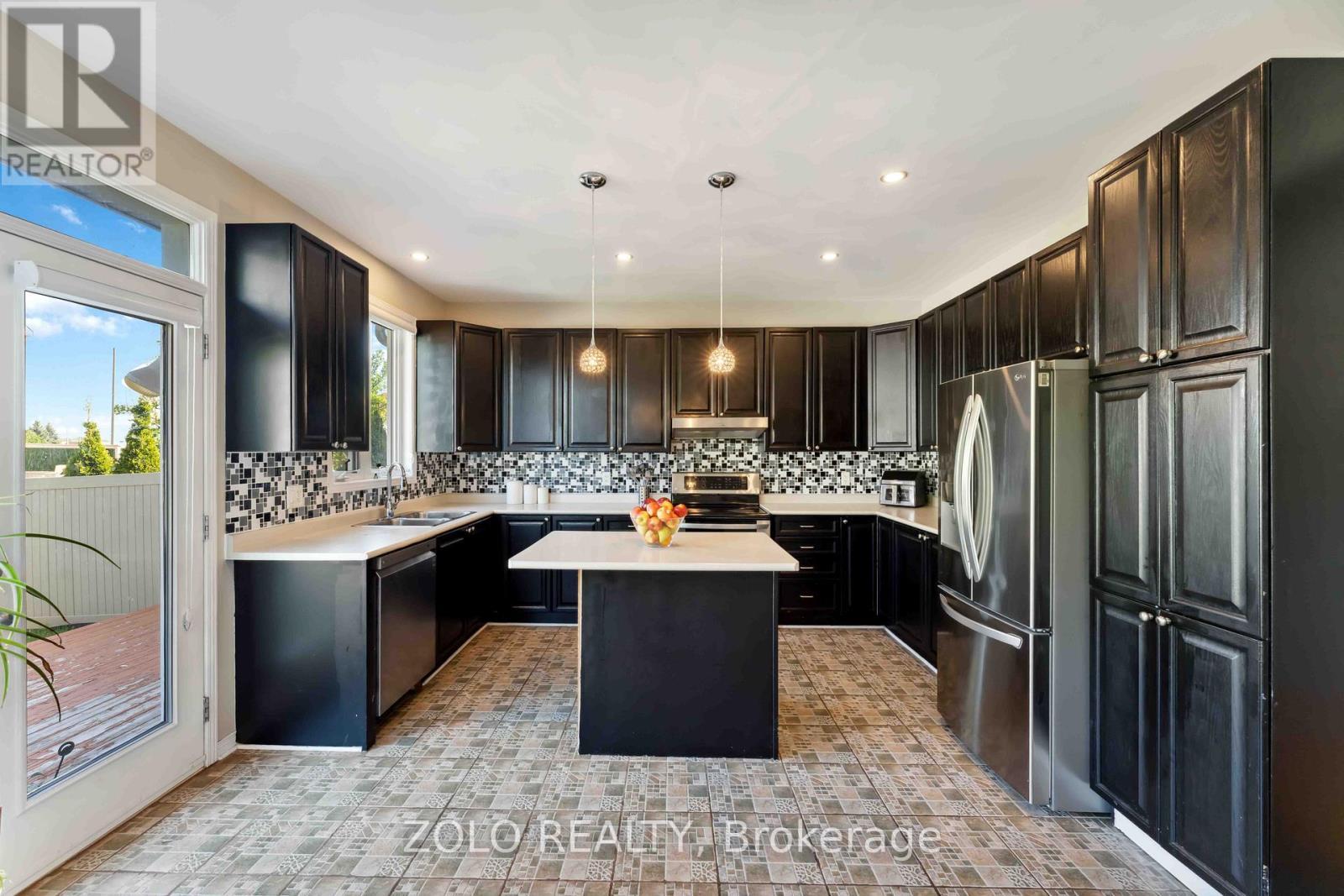 2421 Glandriel Crescent, Ottawa, ON - Indoor Photo Showing Kitchen With Stainless Steel Kitchen With Double Sink With Upgraded Kitchen