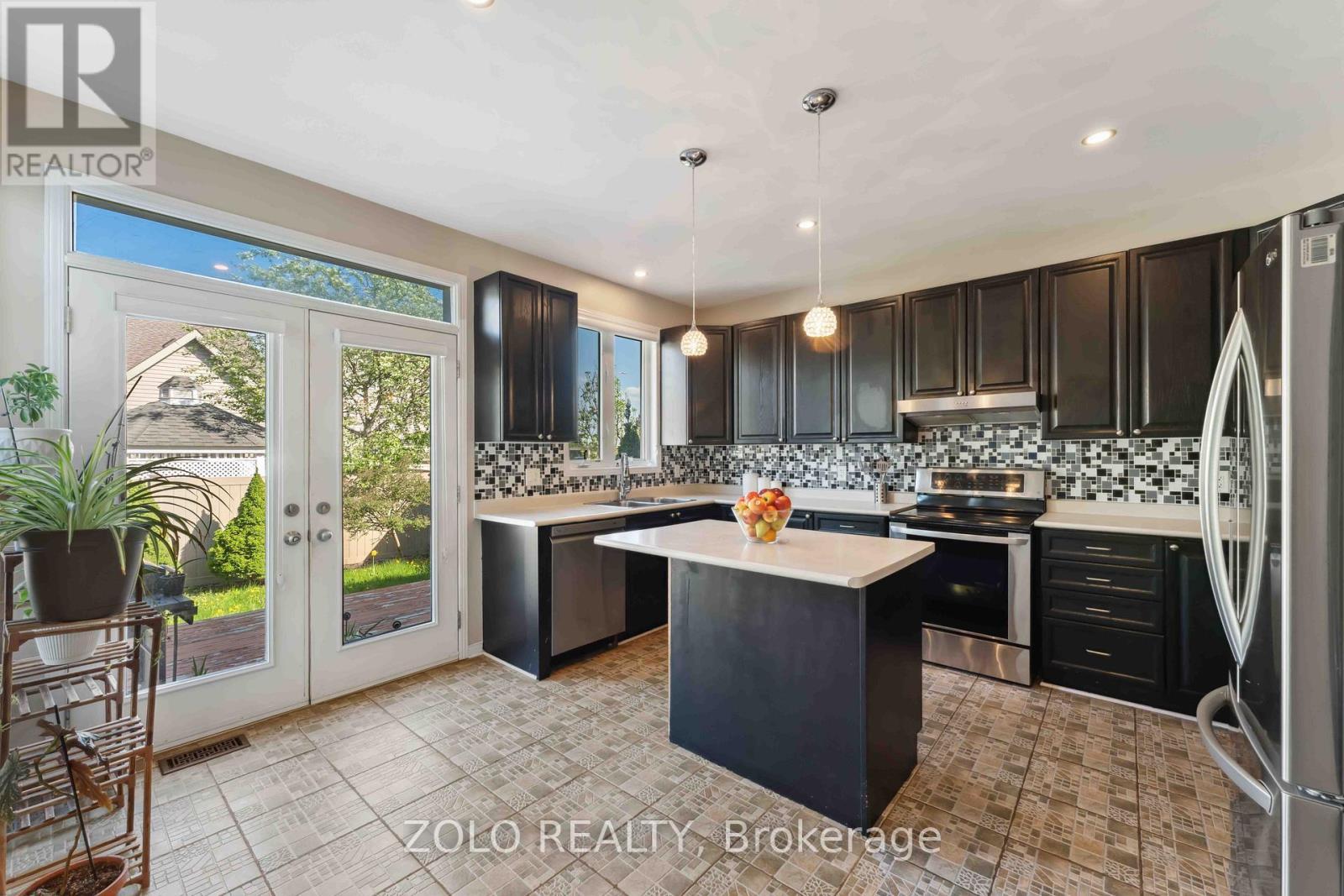 2421 Glandriel Crescent, Ottawa, ON - Indoor Photo Showing Kitchen With Stainless Steel Kitchen With Upgraded Kitchen