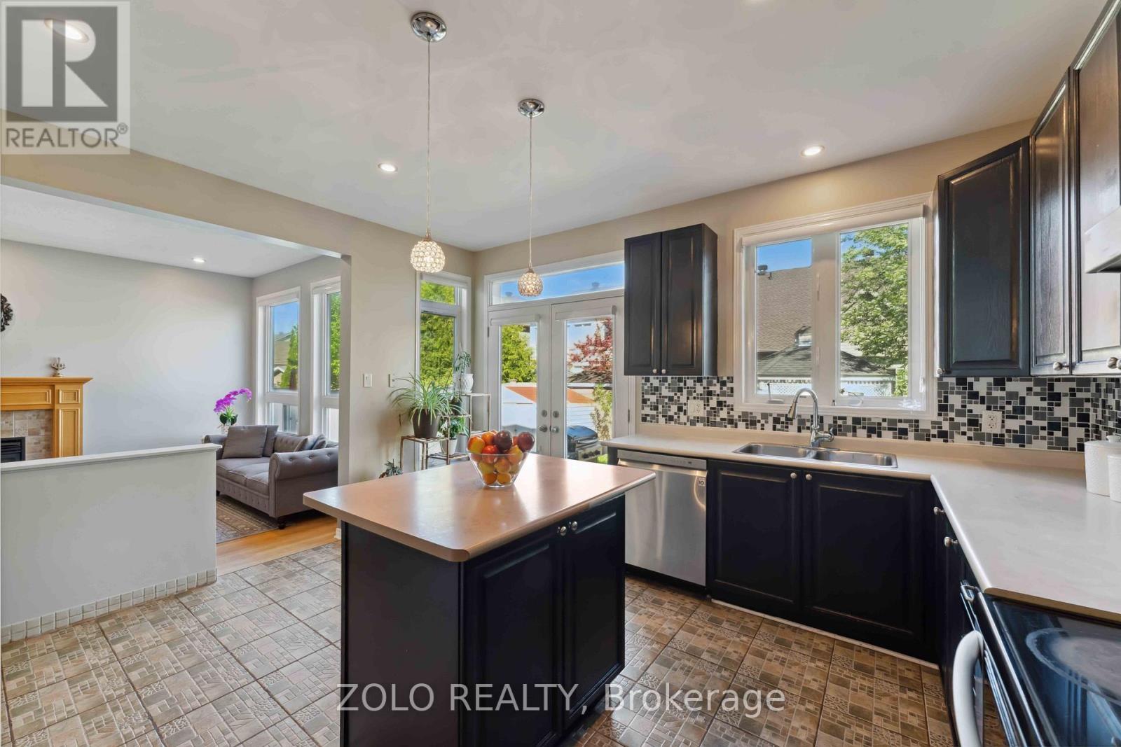 2421 Glandriel Crescent, Ottawa, ON - Indoor Photo Showing Kitchen With Double Sink