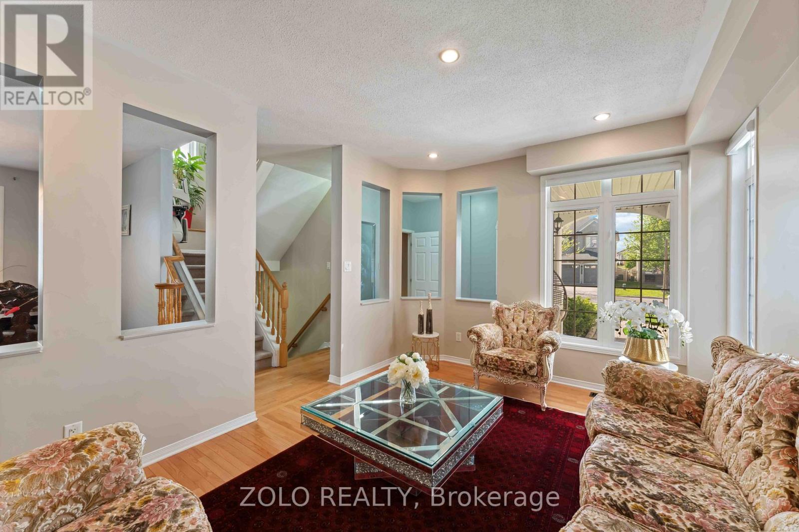 2421 Glandriel Crescent, Ottawa, ON - Indoor Photo Showing Living Room