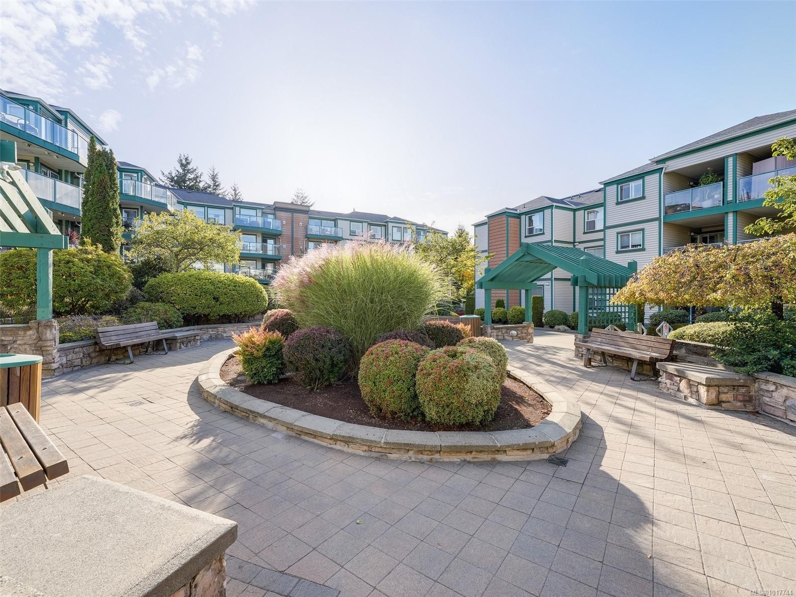 308-899 Darwin Ave, Saanich, BC - Outdoor