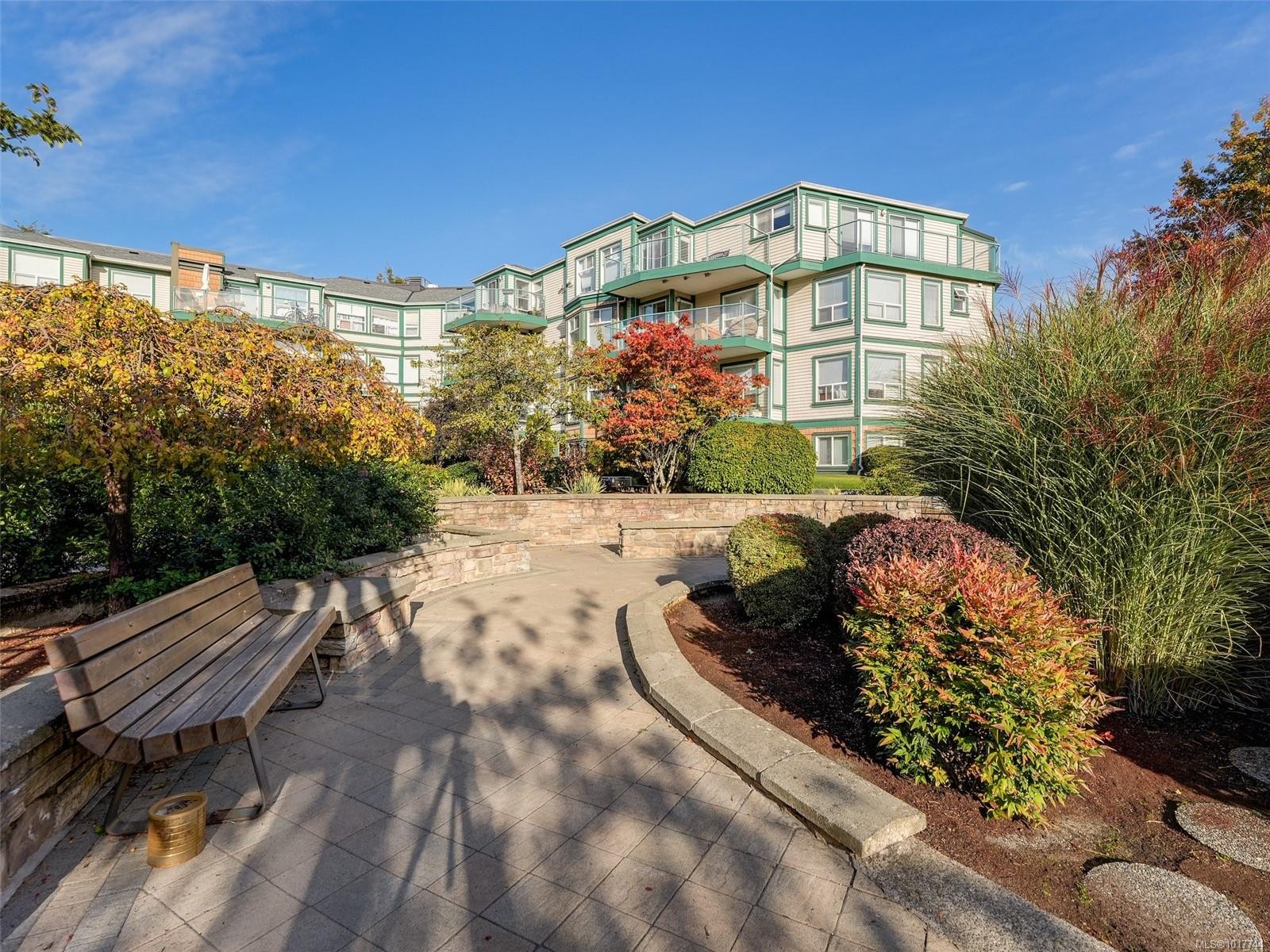 308-899 Darwin Ave, Saanich, BC - Outdoor