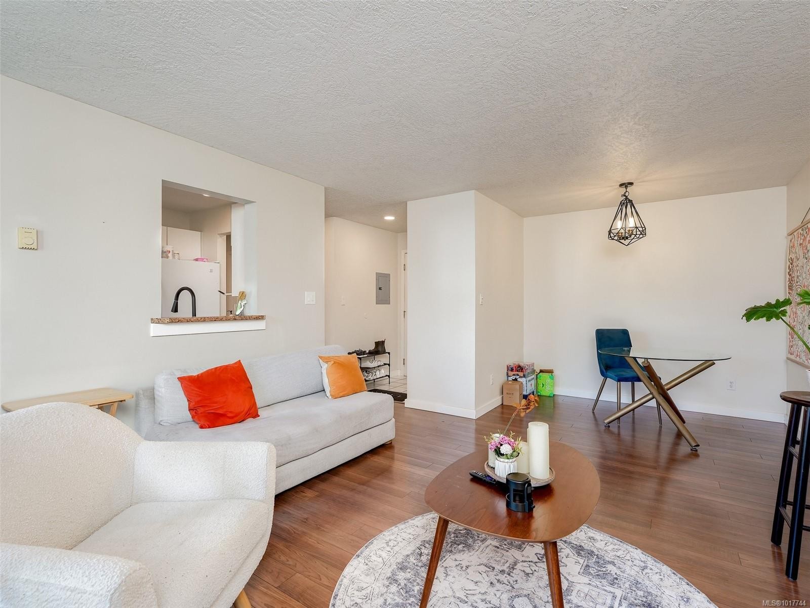308-899 Darwin Ave, Saanich, BC - Indoor Photo Showing Living Room