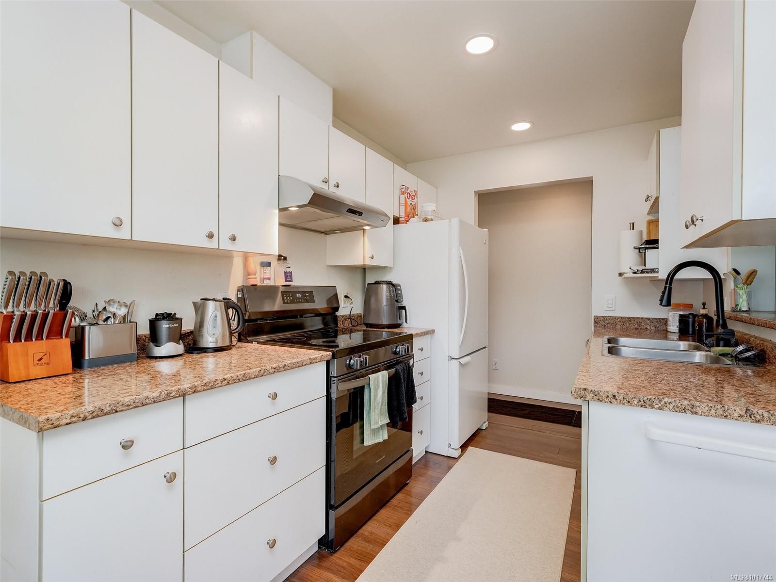 308-899 Darwin Ave, Saanich, BC - Indoor Photo Showing Kitchen With Double Sink