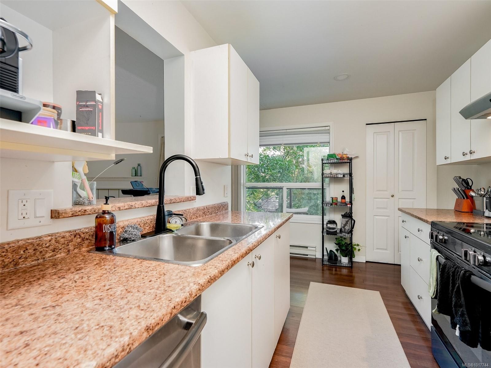 308-899 Darwin Ave, Saanich, BC - Indoor Photo Showing Kitchen With Double Sink With Upgraded Kitchen