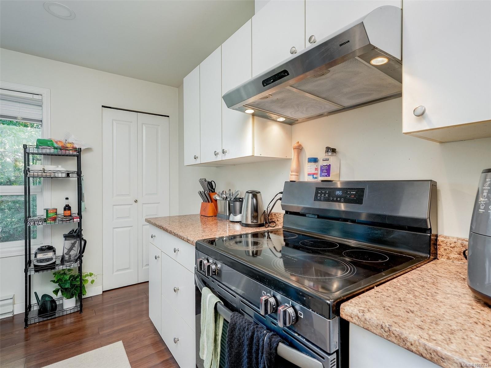 308-899 Darwin Ave, Saanich, BC - Indoor Photo Showing Kitchen