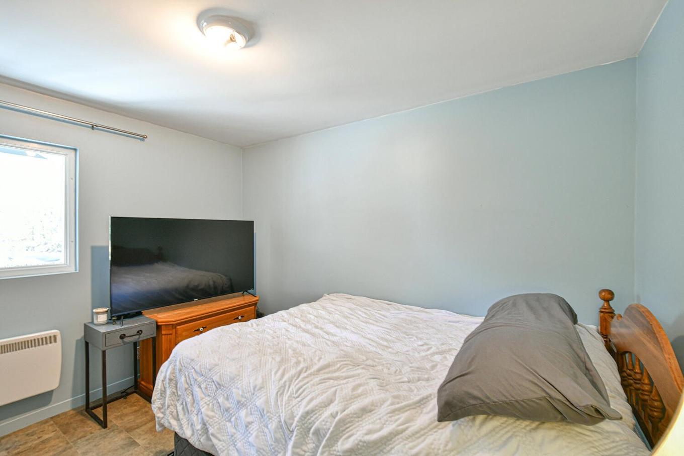 Chambre à coucher - 33 410E Avenue, Saint-Hippolyte, QC - Indoor Photo Showing Bedroom