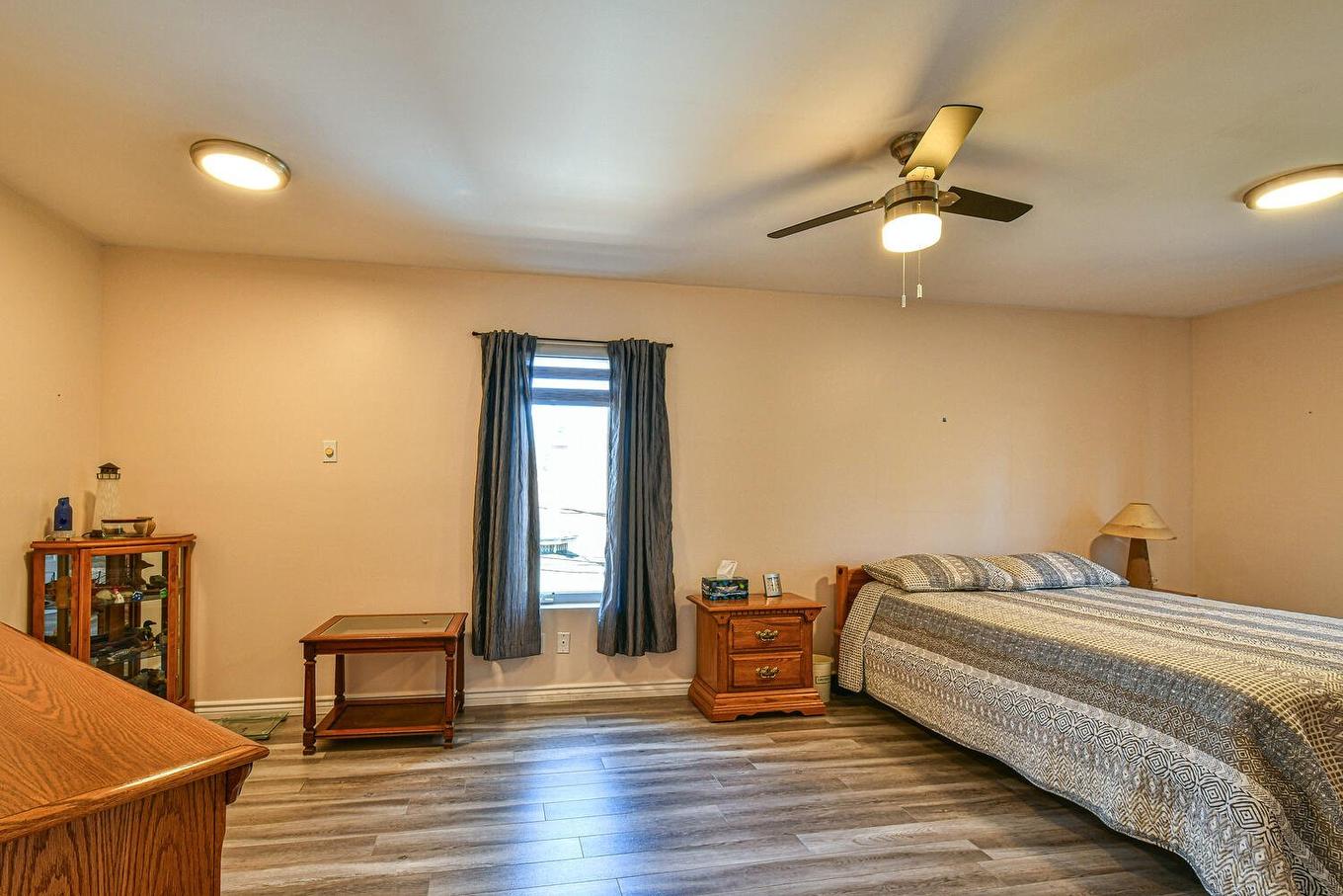 Chambre à coucher - 33 410E Avenue, Saint-Hippolyte, QC - Indoor Photo Showing Bedroom