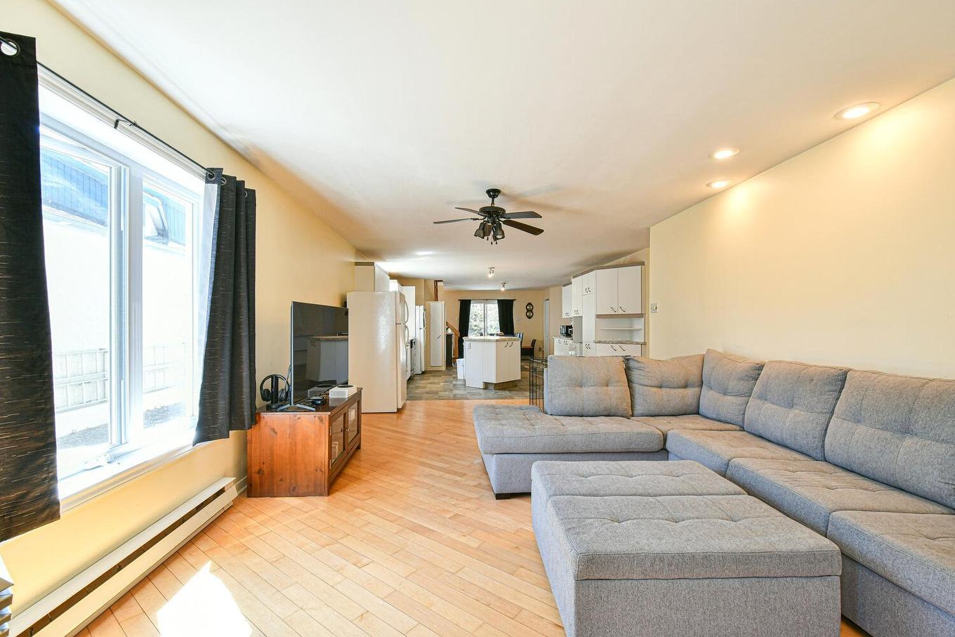 Salon - 33 410E Avenue, Saint-Hippolyte, QC - Indoor Photo Showing Living Room