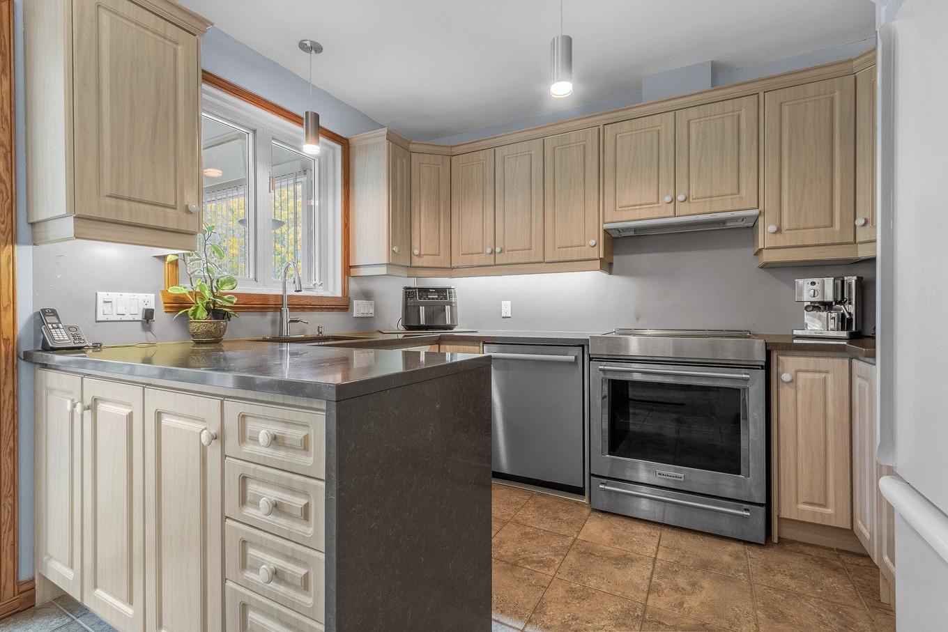 Cuisine - 2572 - 2574 Rue De Port-Royal, Québec (Sainte-Foy/Sillery/Cap-Rouge), QC - Indoor Photo Showing Kitchen