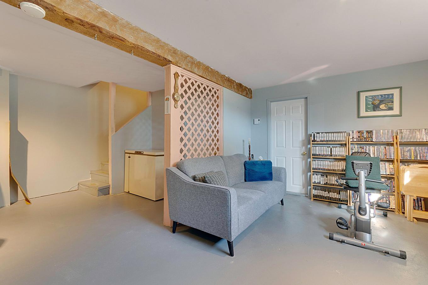 Salle familiale - 243 Rue Guyon, Saint-Eustache, QC - Indoor