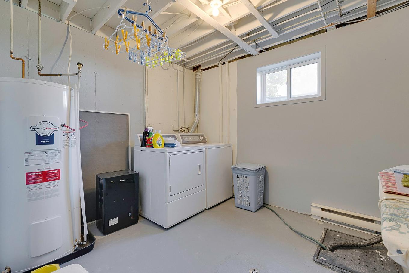 Salle de lavage - 243 Rue Guyon, Saint-Eustache, QC - Indoor Photo Showing Laundry Room