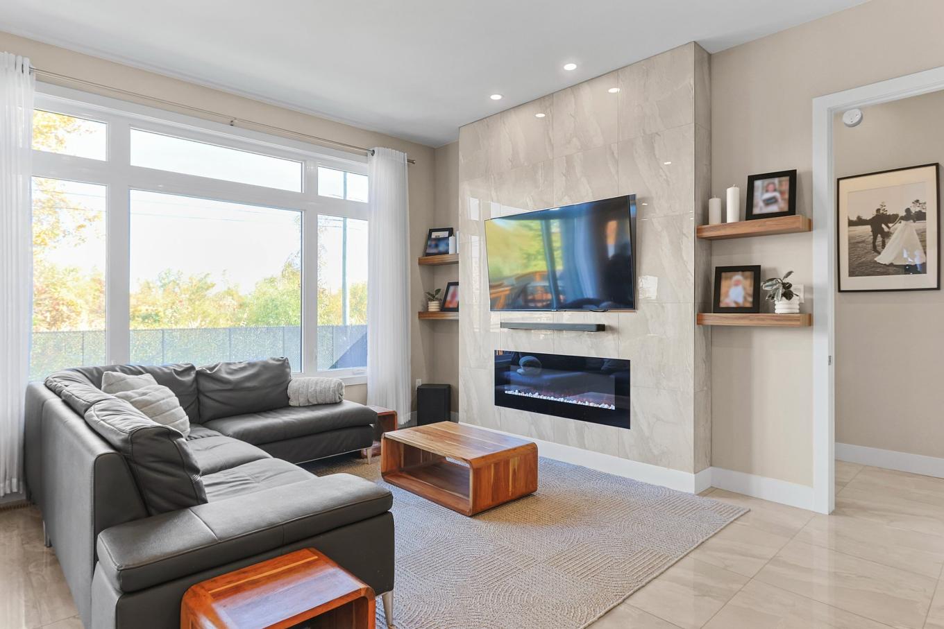 Living room - 55 Rue Du Hauban, Salaberry-De-Valleyfield, QC - Indoor Photo Showing Living Room With Fireplace