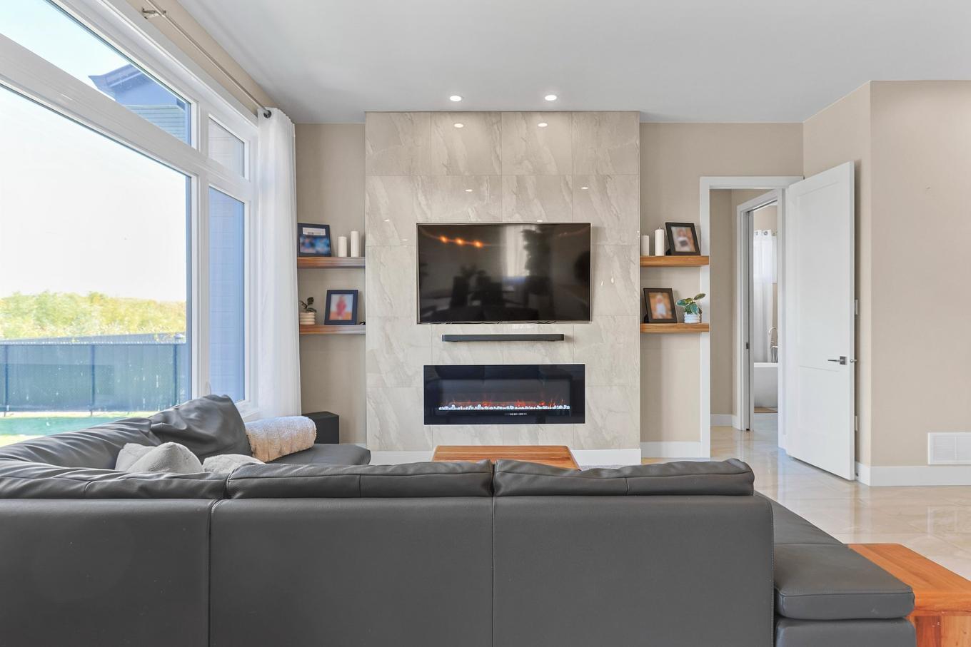 Living room - 55 Rue Du Hauban, Salaberry-De-Valleyfield, QC - Indoor Photo Showing Living Room With Fireplace
