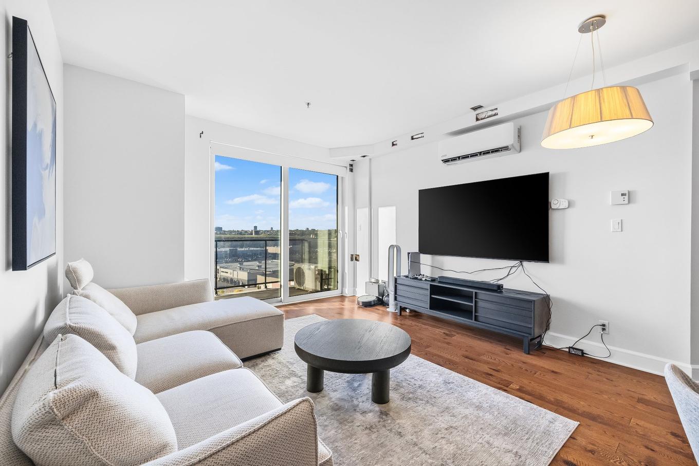 Salon - 1002-1900 Boul. Angrignon, Montréal (Lasalle), QC - Indoor Photo Showing Living Room