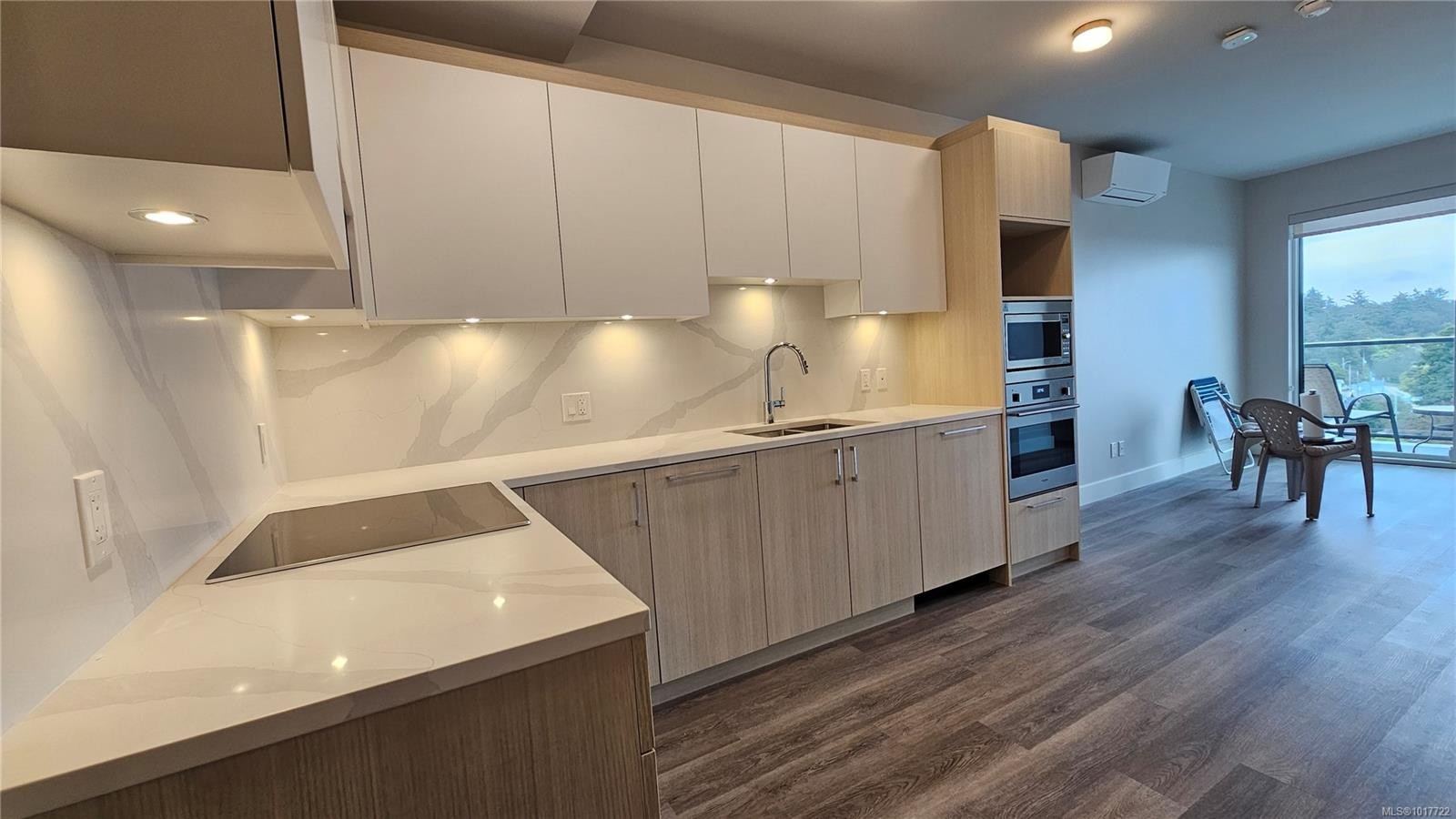 903-622 Admirals Rd, Esquimalt, BC - Indoor Photo Showing Kitchen With Double Sink