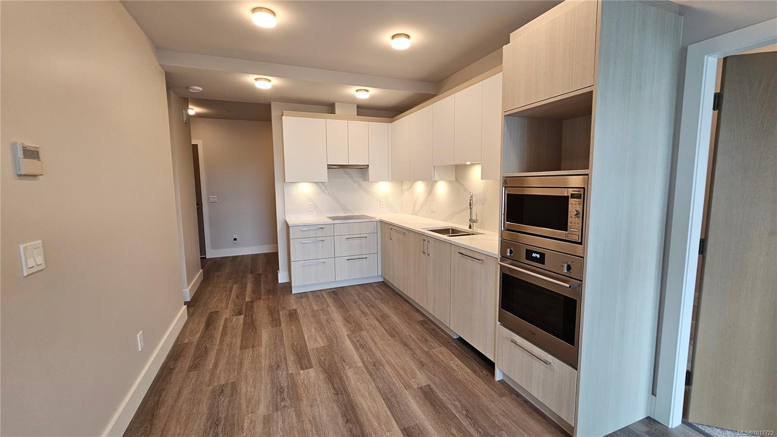 903-622 Admirals Rd, Esquimalt, BC - Indoor Photo Showing Kitchen With Upgraded Kitchen