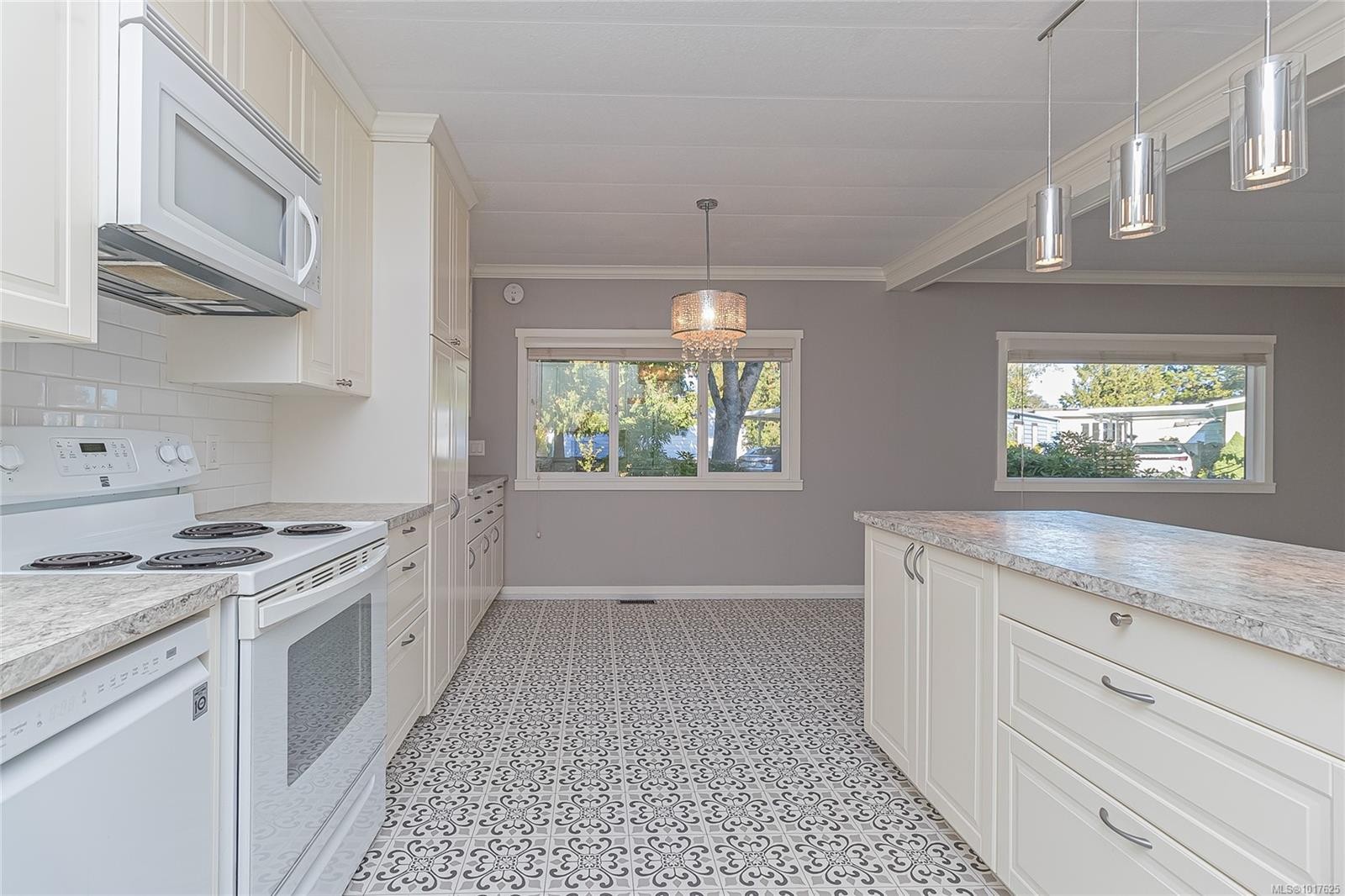 2135 Summergate Blvd, Sidney, BC